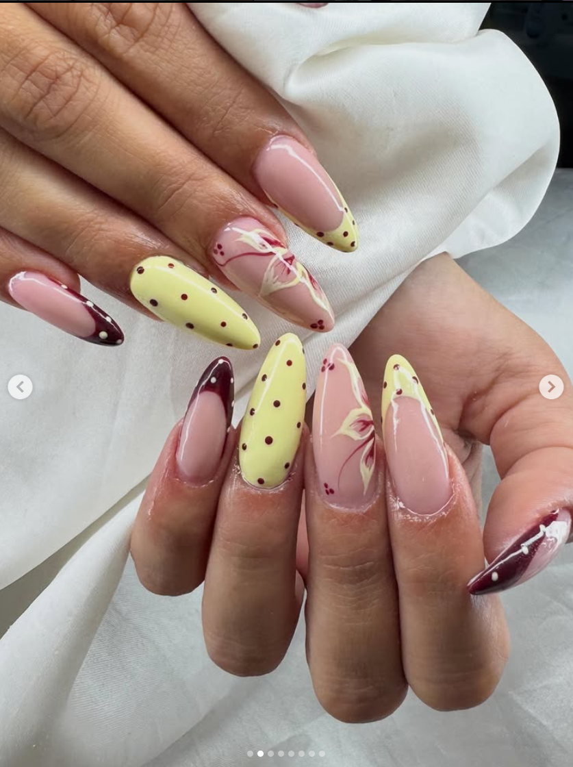 Unhas amêndoa com flores e bolinhas
