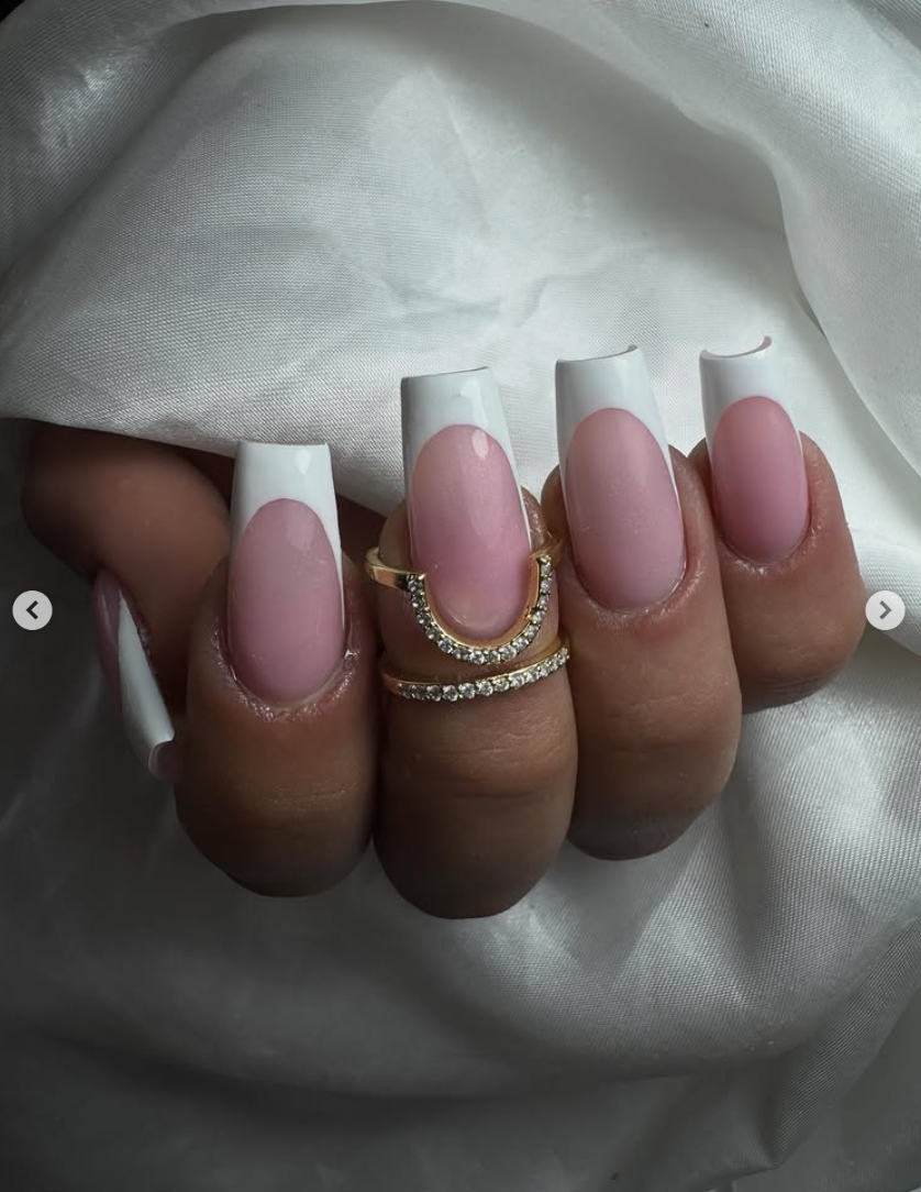 Unhas francesinha branca clássica
