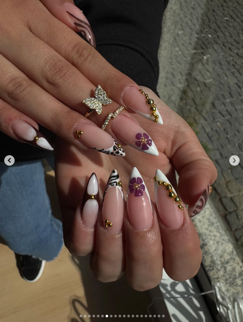 Unhas ponteagudas com strass douradas