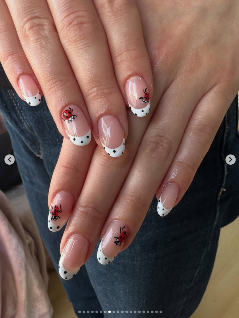 Unhas com joaninhas e bolinhas