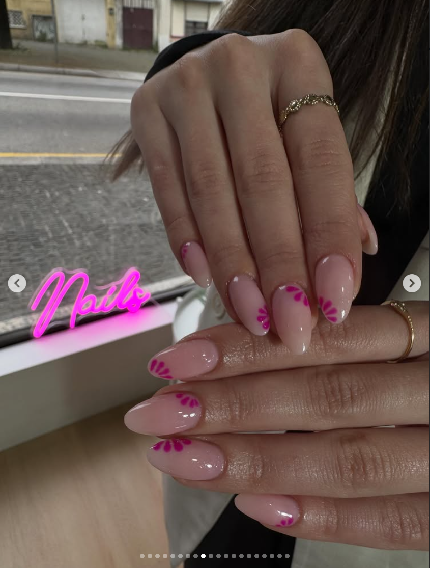 Unhas nude com pétalas rosa