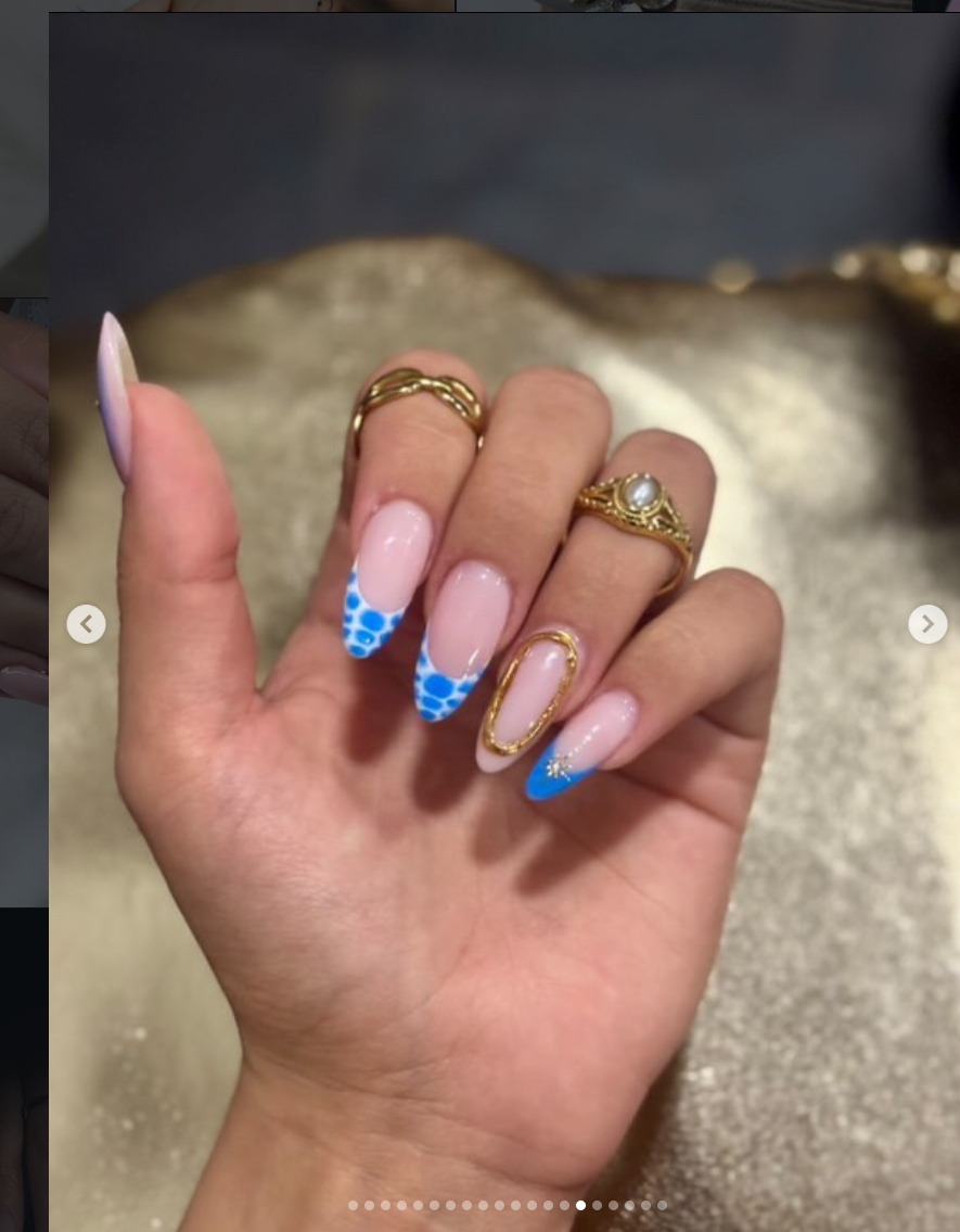 Unhas azuis com efeito bolha