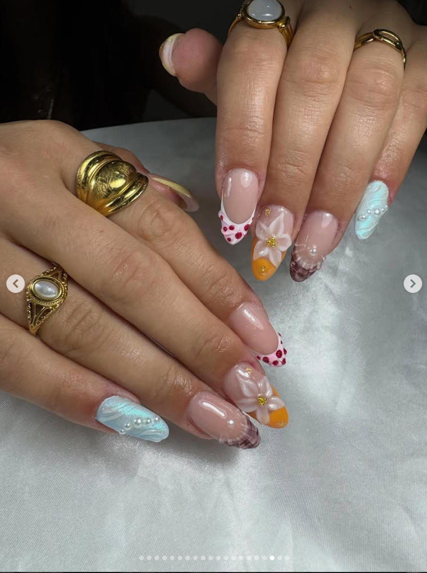 Unhas com flores 3D e pérolas